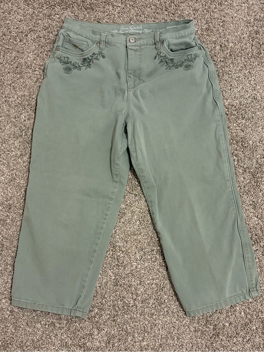 Classic Green Girls' Cropped Pants with Embroidered Pockets